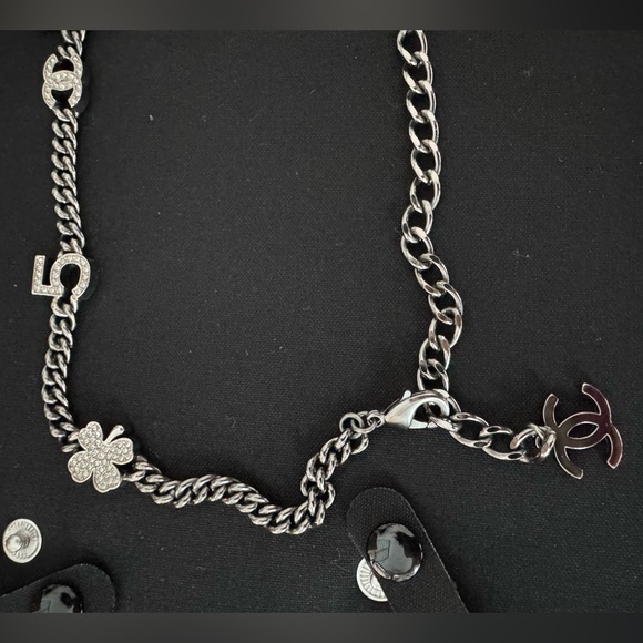 Chanel choker in ruthenium, silver, and crystal - Picture 11 of 16